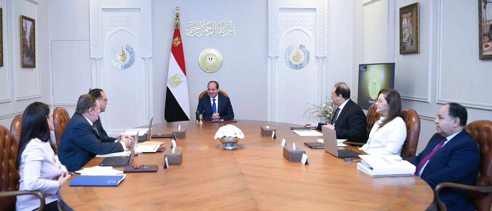 السيسي يعقد اجتماعا مع مدبولي وعدد من القيادات لمتابعة مستجدات الوضع الاقتصادي